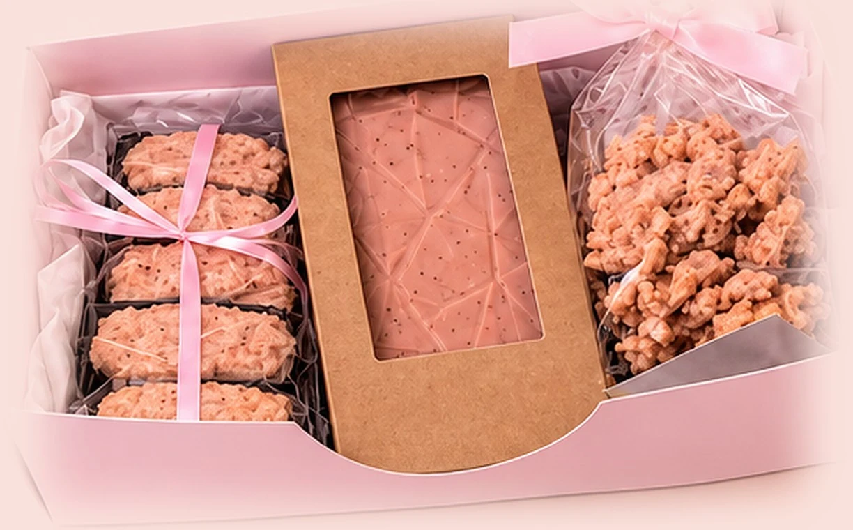 Le Coffret Gourmand ouvert dans sa boîte rose